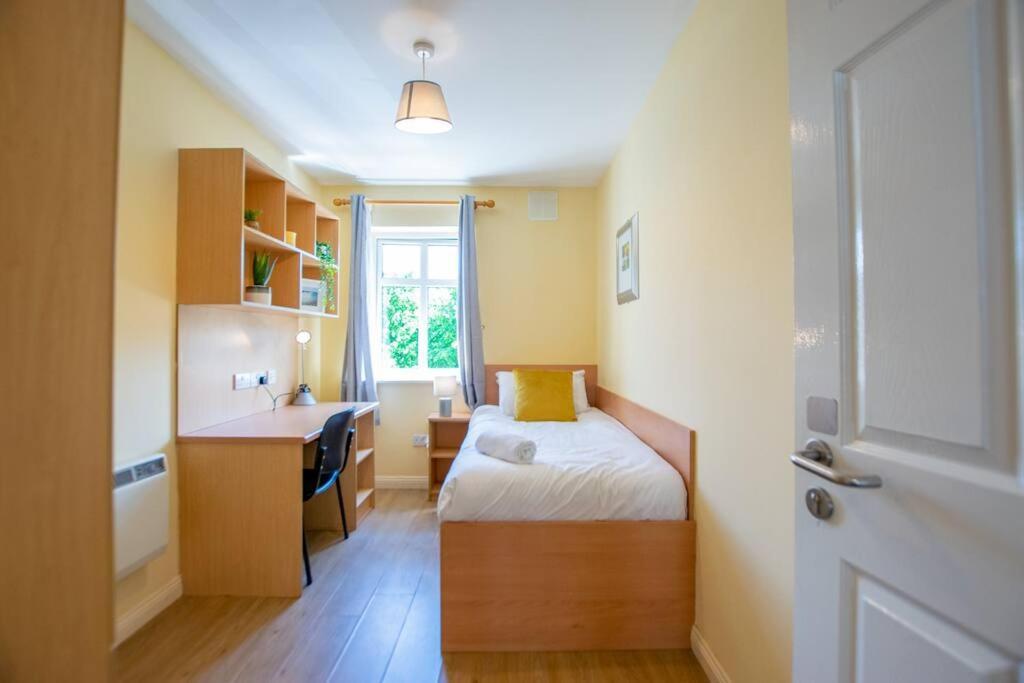 106 - The Townhouse By Shortstays غالواي المظهر الخارجي الصورة