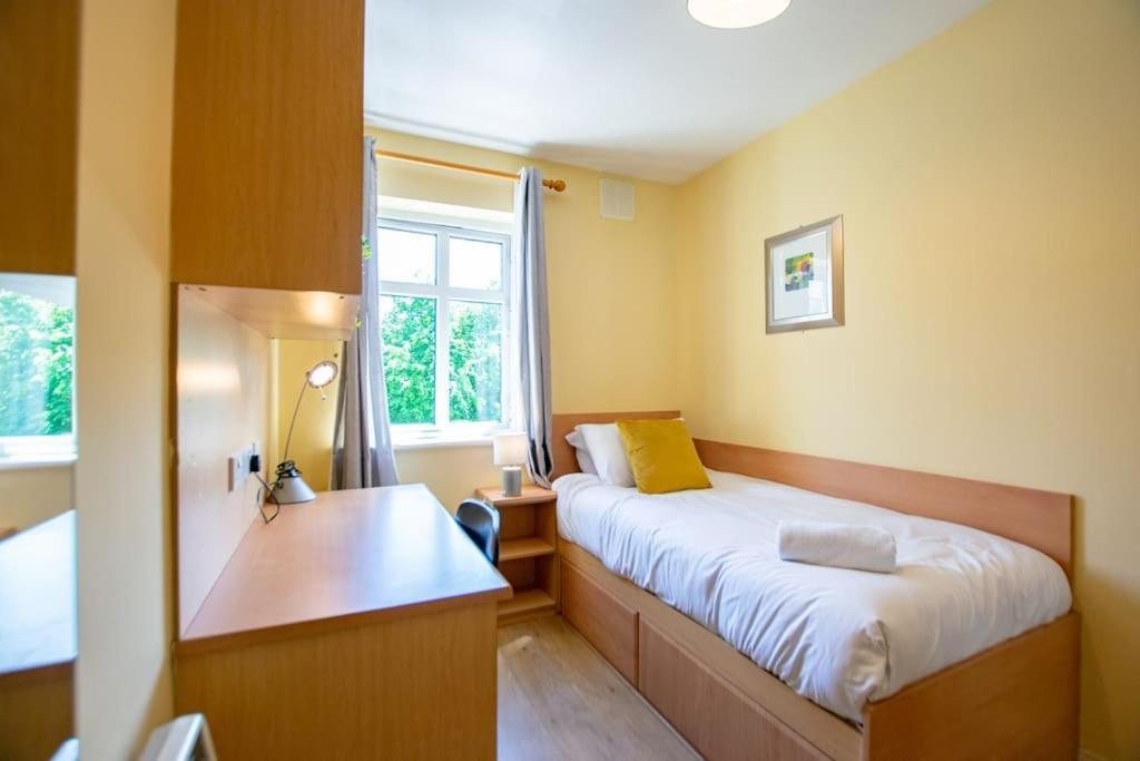 106 - The Townhouse By Shortstays غالواي المظهر الخارجي الصورة